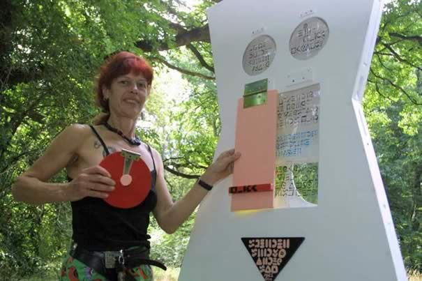 brigitta krause mit der aufklappbaren frau, die kunstschrift wird zum entziffern einladen